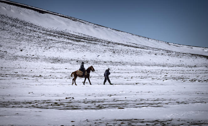 Un guide local conduit un touriste à cheval à Azrou, au Maroc, le 8 février 2021.
