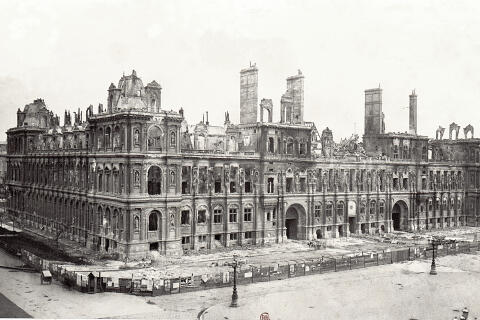  L'hôtel de ville de Paris, après l'incendie de la Commune en 1871.
photo: Charles François Bossu/ Domaine public
