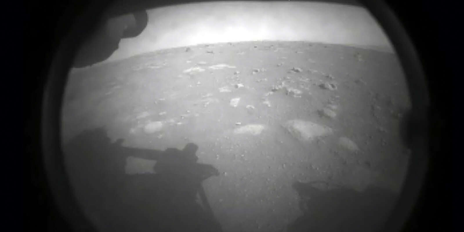 Première photo du sol martien envoyé par le rover Perseverance après son atterrissage, le 18 février 2021, et diffusée par la NASA.