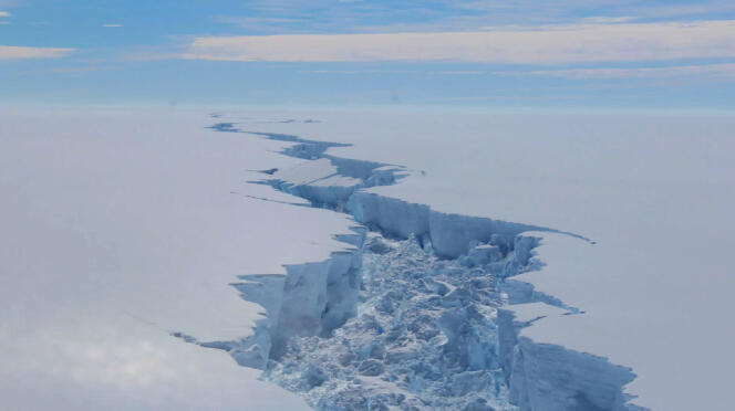 Capture d’écran réalisée le 14 juillet 2017 à partir d’une vidéo publiée par le British Antarctic Survey montrant une fracture dans la plate-forme de glace de Larsen C, sur la péninsule Antarctique, en février 2017.