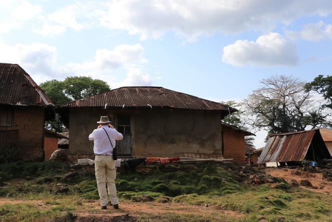 Un juge finlandais prend une photo dans un village du nord du Liberia, le 18 février 2021.