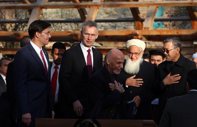 Le président afghan Ashraf Ghani (au centre), accompagné du secrétaire général de l’OTAN, Jens Stoltenberg (deuxième à gauche), et du secrétaire américain à la défense Mark Esper (à gauche), le 29 février 2020.