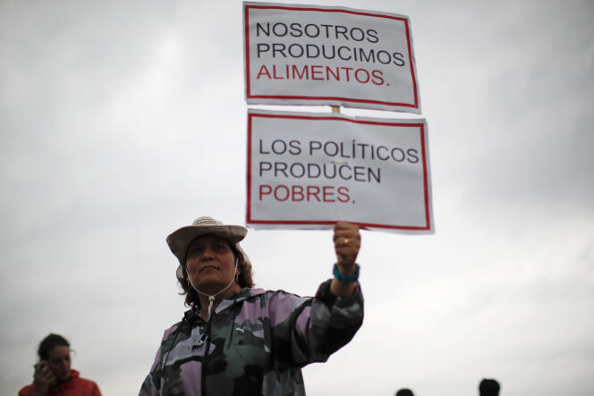 Lors d’une manifestation contre l’agriculture intensive, une Argentine brandit une pancarte sur laquelle on peut lire : « On produit de la nourriture, les politiciens produisent des pauvres. » A San Nicolas, dans le nord-est du pays, le 11 mars 2020.