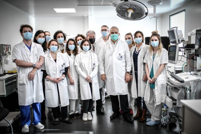 L’équipe du  professeur Jean-Marc Ayoubi, à l’hôpital Foch de Suresnes (Hauts-de-Seine)  après la naissance du  premier bébé né à la suite d’une greffe d’utérus.