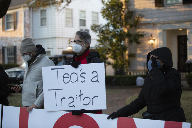 Des manifestants, devant le domicile du sénateur américain Ted Cruz pour exiger sa démission, le 18 février, à Houston, au Texas.