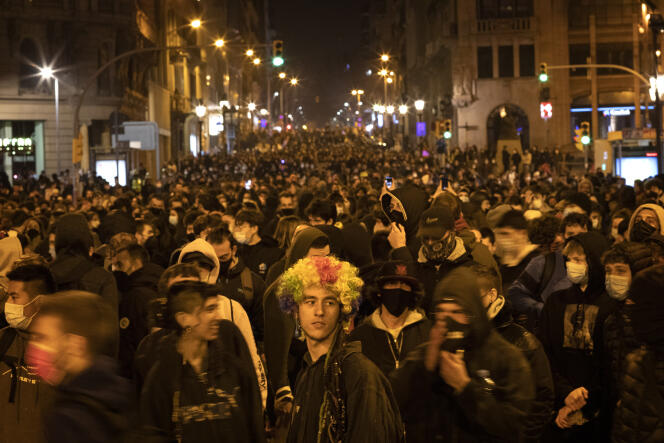 Des manifestants à Barcelone, le 19 février, pour protester contre l’incarcération du rappeur Pablo Hasel.
