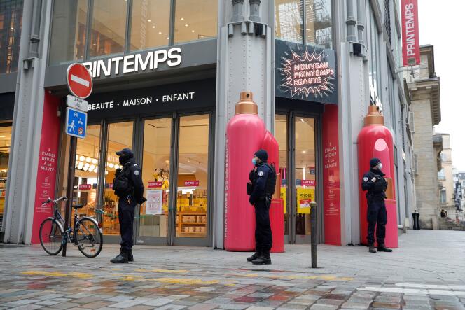 Des policiers en patrouille aux abords du centre commercial Le Printemps, à Paris, le 31 janvier.