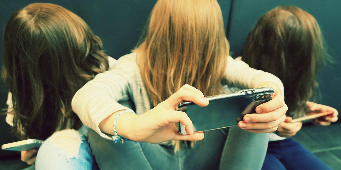 お子様が中学生になり、携帯電話を持たせるのをためらっています。教えてください。