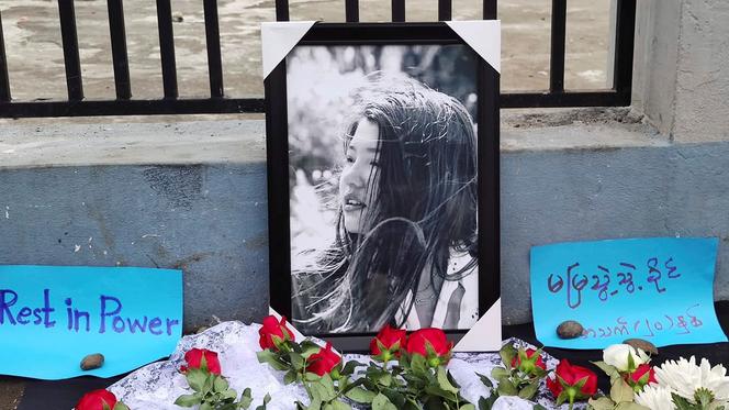 Des fleurs et des messages ont été déposés, samed 20 février à Myitkyina (Nord de la Birmanie), près de la photo de Mya Thwate Thwate Khaing pour rendre hommage à la jeune fille de 20 ans, tuée par balle le 9 février, lors d’une manifestation contre le coup d’Etat militaire.