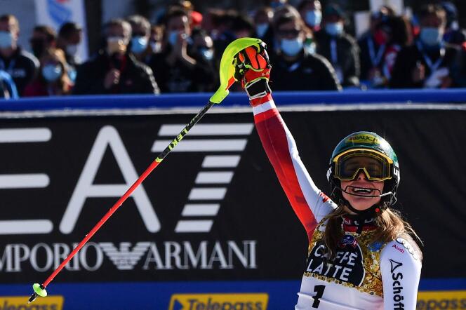 Katharina Liensberger à l’arrivée du slalom, dimanche 21 février, à Cortina d’Ampezzo (Italie).