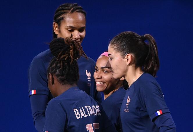 Perle Morroni, au centre, est félicitée par ses partenaires après son premier but en équipe de France.