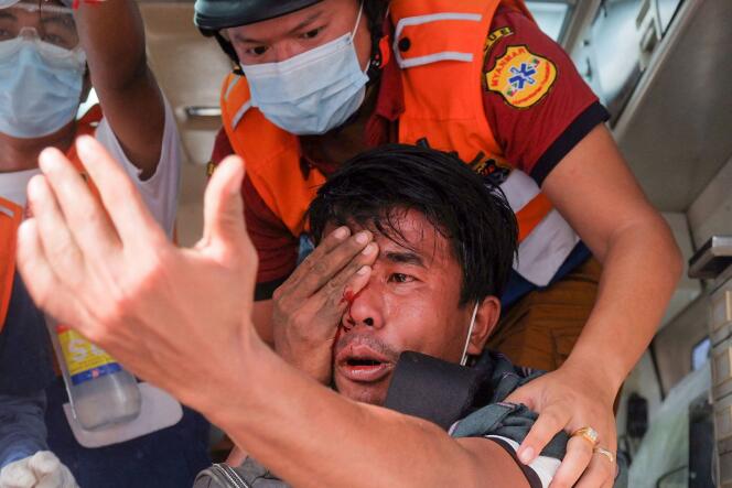 Un homme blessé à l’œil par un tir de lance-pierre, à Mandalay, samedi 20 février.