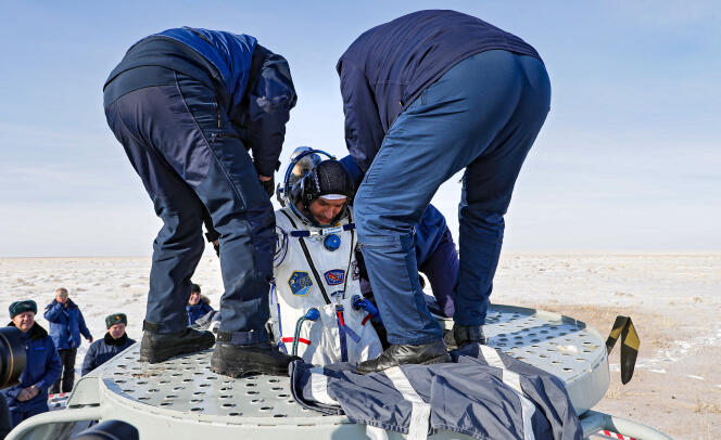 L’astronaute italien de l’Agence spatiale européenne, Luca Parmitano, sortant de la capsule Soyouz MS-13, au Kazakhstan, le 6 février 2020.