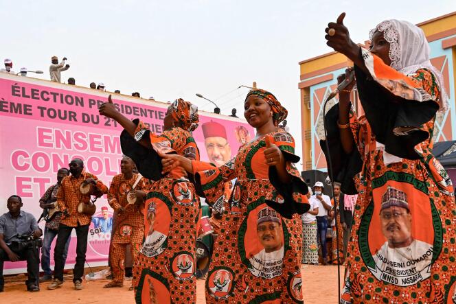 Des partisans de Mohamed Bazoum, candidat à l’élection présidentielle du Niger, à Niamey, le 18 février.