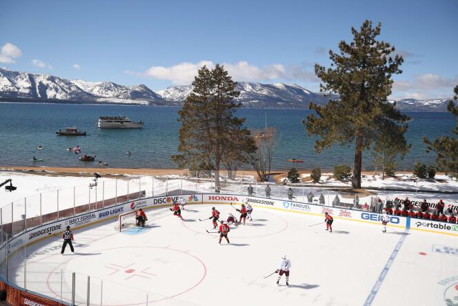 Un cadre unique pour disputer un match de hockey sur glace, sur les bords du lac Tahoe (Nevada), samedi 20 février.