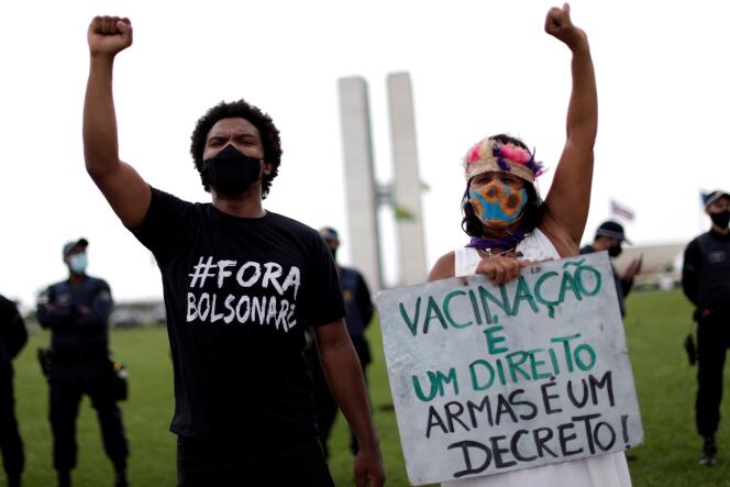 Des manifestants demandent la destitution du président Jair Bolsonaro et un meilleur accès aux vaccins, à Brasilia (Brésil), le 21 février.