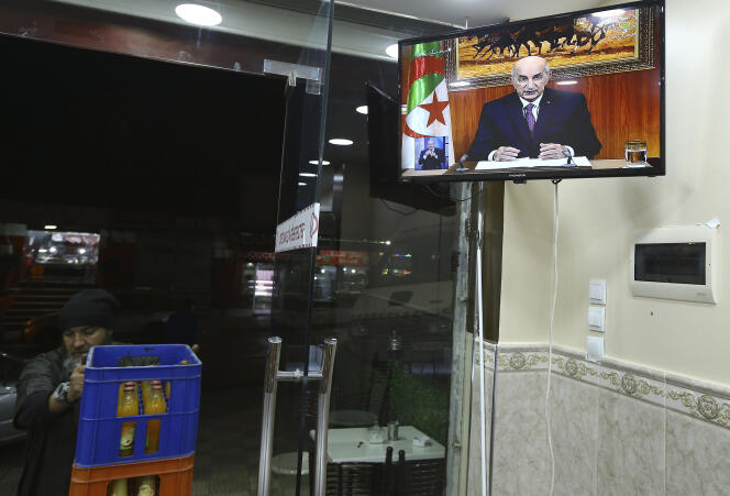 Retransmission à la télévision du discours-programme du président algérien, Abdelmadjid Tebboune, à Alger, le 18 février.