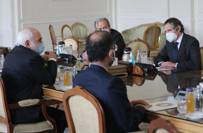 Des discussions ont eu lieu notamment entre le directeur général de l’AIEA, Rafael Grossi (à droite) et le ministre iranien des affaires étrangères Mohammad Javad Zarif (à gauche), à Téhéran, dimanche 21 février.