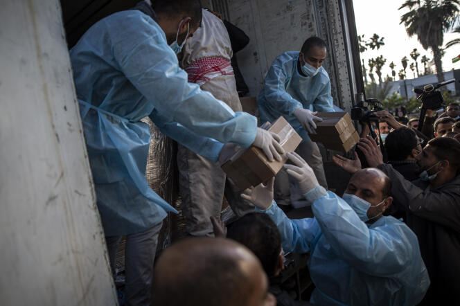 Déchargement d’un camion de vaccins Spoutnik V contre le Covid-19, à Gaza, le 21 février.