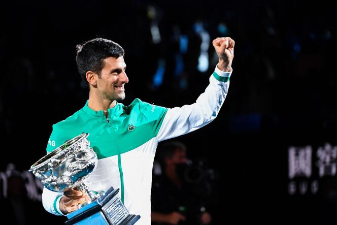 Novak Djokovic durante la celebración de su noveno título del Abierto de Australia, el 21 de febrero de 2021, en Melbourne.