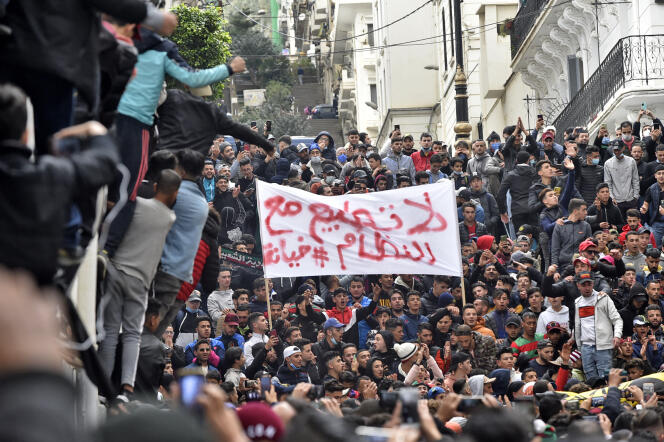 Les manifestants, brandissant un panneau qui dit « non à la normalisation avec le régime », se rassemblent pour marquer le deuxième anniversaire du Hirak dans la capitale, Alger, le 22 février 2021.