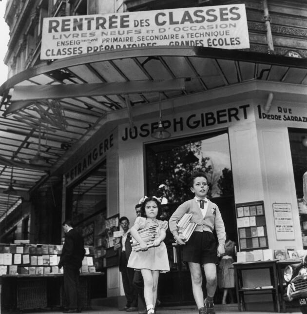 Le 20 septembre 1958, deux écoliers, les bras chargés de livres, sortent de la librairie Gibert Joseph à Paris. La rentrée des classes amène sa foule habituelle de clients pour l'achat de livres scolaires.