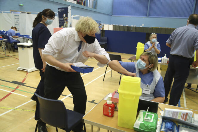Le premier ministre britannique Boris Johnson, lors d’une visite dans un centre de vaccination à Cwmbran, dans le sud du Pays de Galles, le mercredi 17 février 2021.