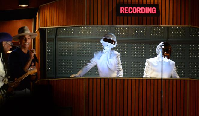 Les Daft Punk lors d’une performance au Staples Center à Los Angeles, en Californie, le 26 janvier 2014. 