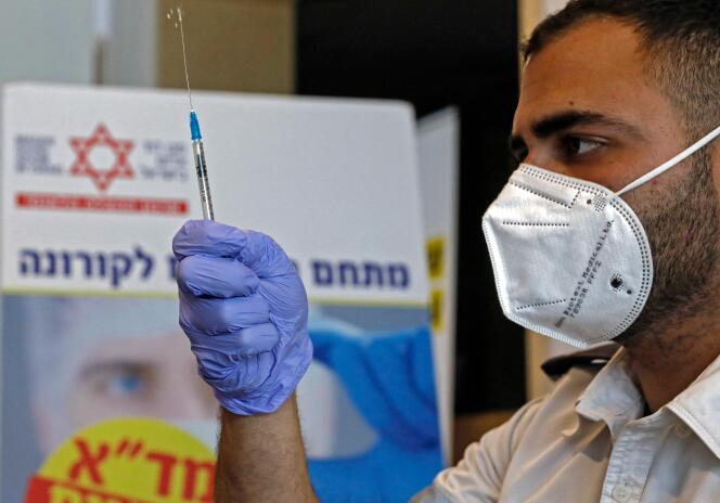 Un ambulancier des services médicaux israéliens du Magen David Adom prépare une dose du vaccin Pfizer-BioNtech, à Beit Shemesh, le 22 février 2021.