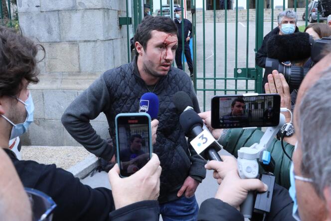 Simon’ Paulu Ferrandi, le visage ensanglanté, s’est adressé aux journalistes à la fin de l’occupation de la préfecture d’Ajaccio, le 22 février 2021.
