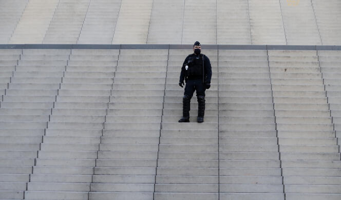 Un policier à l’intérieur du stade Vélodrome Orange, Marseille, France, le 7 février.