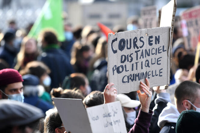 Manifestation étudiante pour la reprise des cours en présentiel, à Paris, le 20 janvier.