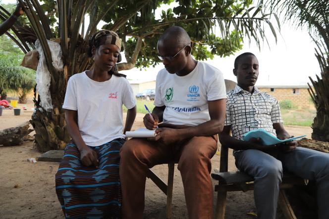 Au village de Koreyo, dans l’ouest du pays, Léon Rabé explique à Chantal Lekpa, une personne née en Côte d’Ivoire dite « à risque d’apatridie », les démarches administratives à suivre pour qu’elle puisse enfin obtenir ses papiers, en février 2021.