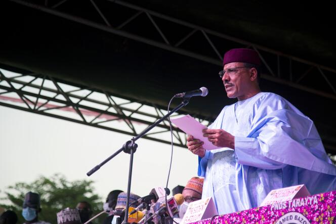 Mohamed Bazoum s’adresse à ses supporteurs à Niamey, le 23 février 2021, après avoir été déclaré vainqueur de  l’élection présidentielle nigérienne.