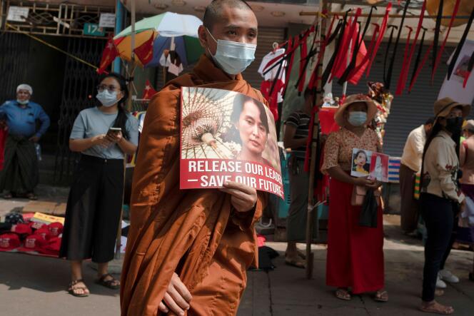 Un moine bouddhiste participe à la manifestation demandant la libération d’Aung San Suu Kyi à Rangoun en Birmanie, le 18 février.