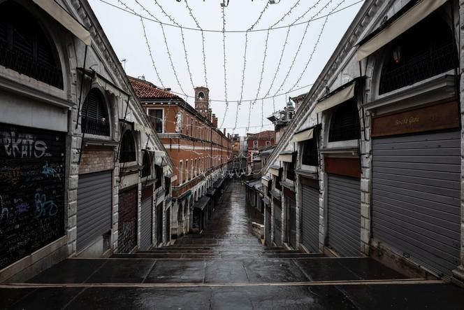 Sur le pont du Rialto à Venise, les boutiques restent fermées, le 7 février.