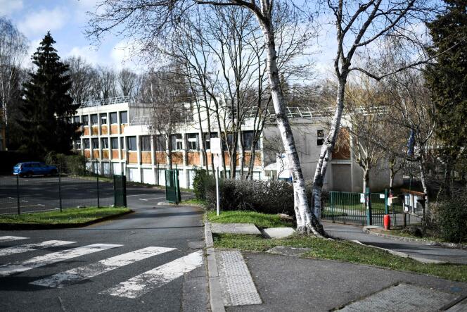 The entrance to the Pont de Bois middle school, in Saint-Chéron (Essonne), where a teenager was stabbed to death in a gang-related case. She died on February 23, 2021.