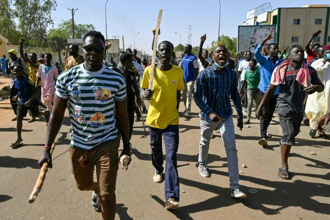 Des partisans du candidat de l’opposition Mahamane Ousmane manifestent contre les résultats de l’élection présidentielle au Niger, mardi 23 février à Niamey.