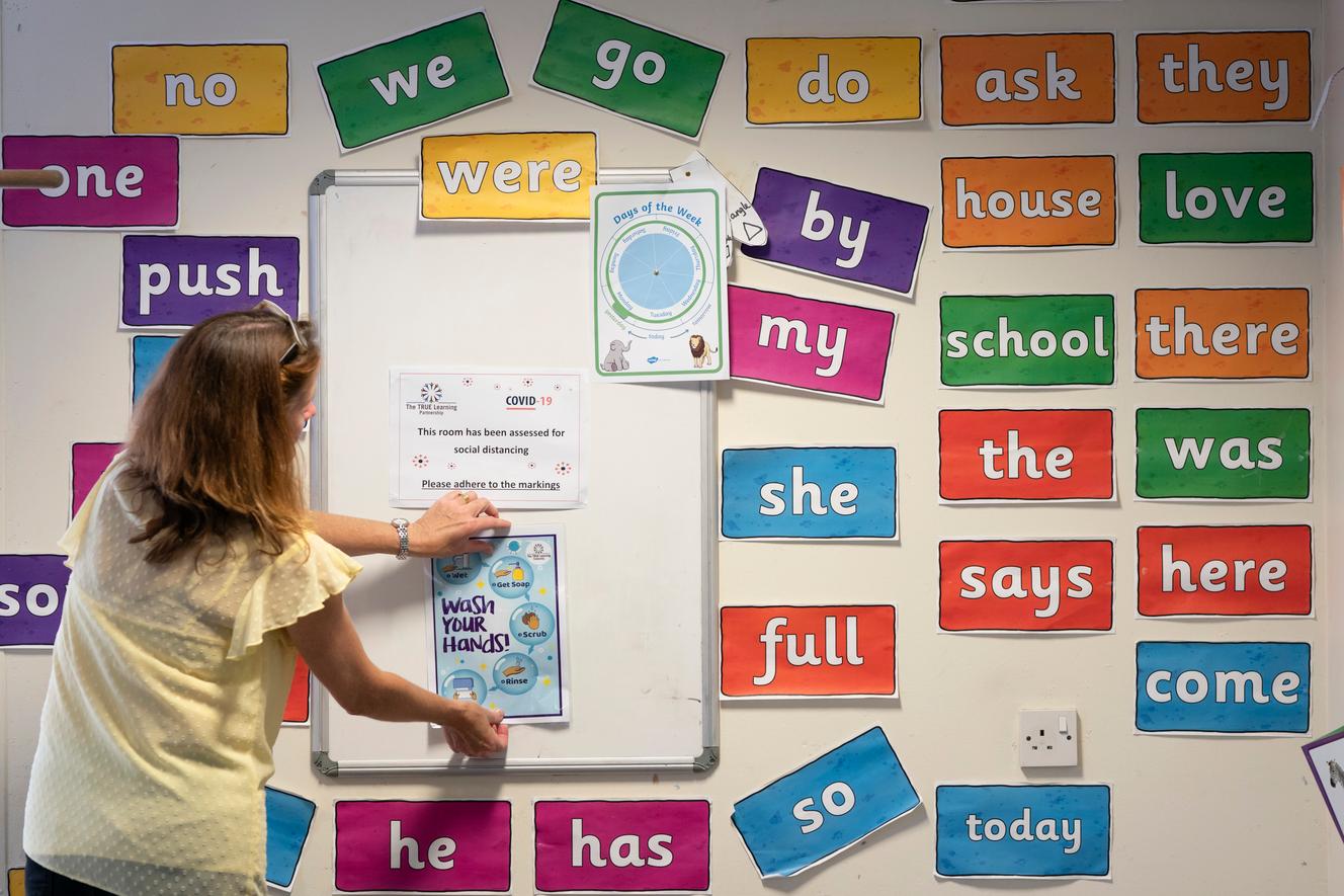 un profesor de lugares de panel nunha aula sobre a transmisión de covid- 19 no Persock Hall School Primary en Poynton preto de Manchester, Inglaterra, mércores 20 de maio de 2020.