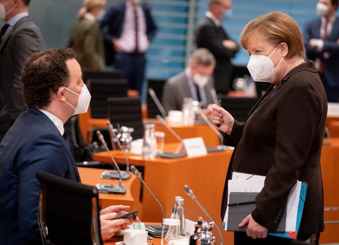 La chancelière allemande Angela Merkel s’entretient avec le ministre de la santé, Jens Spahn, avant la réunion hebdomadaire du cabinet du gouvernement, à Berlin, le 24 février 2021.