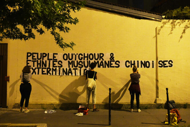 Des militantes féministes lors d’une opération de collage à Paris, en juillet 2020.
