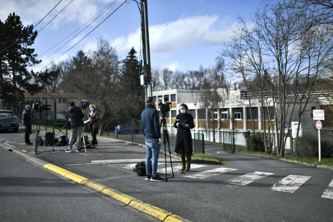Des journalistes devant le collège du Pont-de-Bois, où une adolescente a été poignardée lors d’une rixe entre bandes rivales, à Saint-Chéron (Essonne), le 23 février.