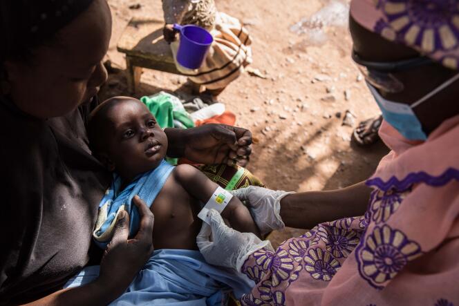 Coumba Dicko est l’une des 3 300 agents de santé communautaire qui sillionnent le Mali. Ni médecin ni infirmière, elle est responsable de la zone 42, autour de son logement du quartier Yirimadio, à Bamako, et prend en charge entre 30 et 40 patients par mois pour des soins essentiels.