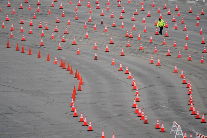 Agencement de la file d’attente au centre de vaccination du Dodger Stadium à Los Angeles (Californie), le 11 février.