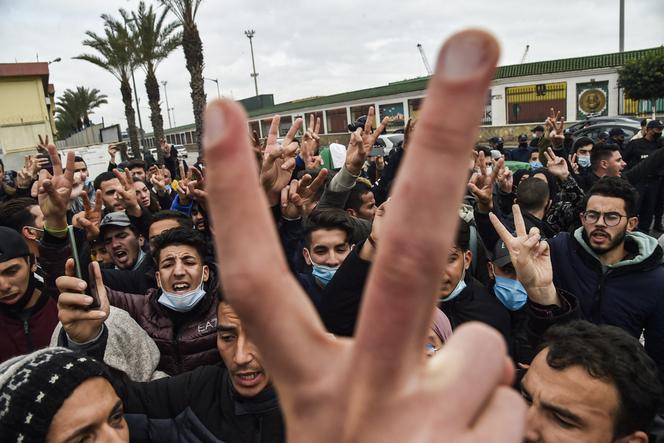 Des étudiants manifestent dans le centre d’Alger, le 23 février 2021.
