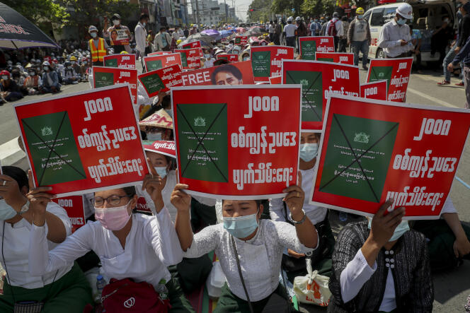 Des manifestants, à Mandalay, Birmanie, le 24 février 2021.