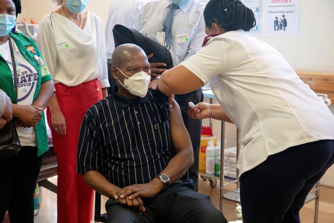 Le ministre de la santé Zweli Mkhize reçoit le vaccin de Johnson & Johnson contre le Covid-19, à l’hôpital de Khayelitsha près du Cap, le 17 février 2021.