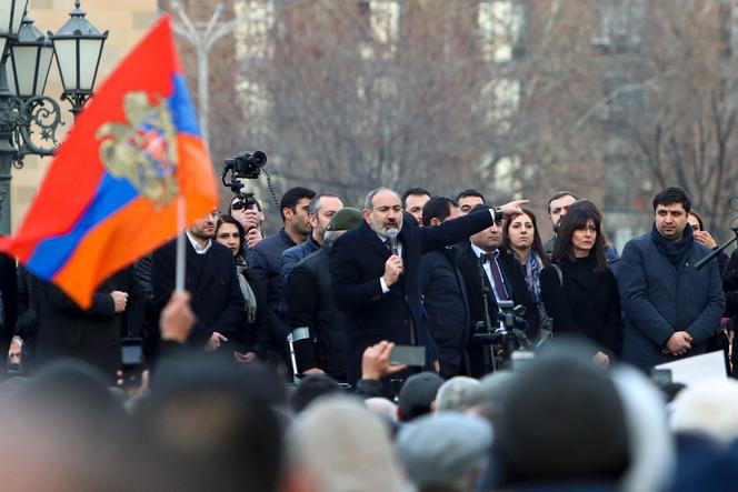 Le premier ministre arménien, Nikol Pachinian, s’est exprimé devant plusieurs centaines de ses partisans à Erevan, le 25 décembre 2020.