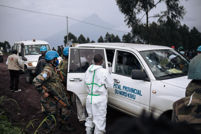 Un véhicule médical de l’hôpital du Nord-Kivu est venu récupérer le corps du chauffeur en bordure du parc national des Virunga, à quelque 25 kilomètres de Goma, où l’ambassadeur d’Italie en RDC, son garde du corps et son chauffeur ont été tués lorsque leur voiture a essuyé des tirs le 22 février 2021.