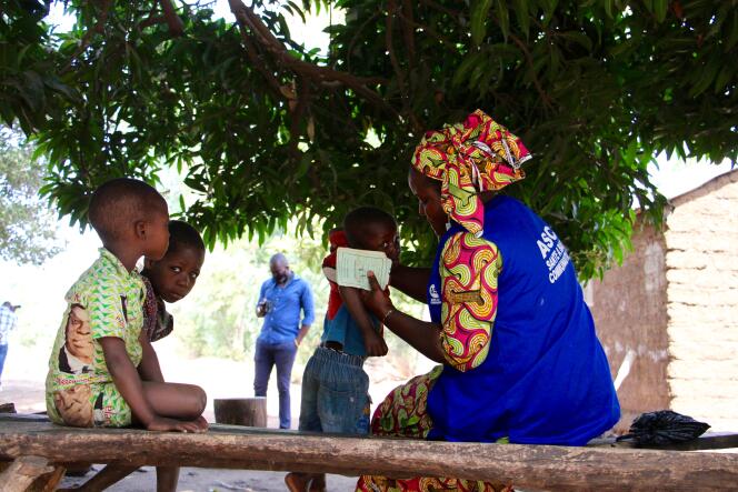 Afi Kpaba est agente de santé communautaire et visite quotidiennement les femmes et les enfants de plusieurs villages du nord du Togo pour assurer leur suivi médical. Ici à Sarakawa, en janvier 2021.